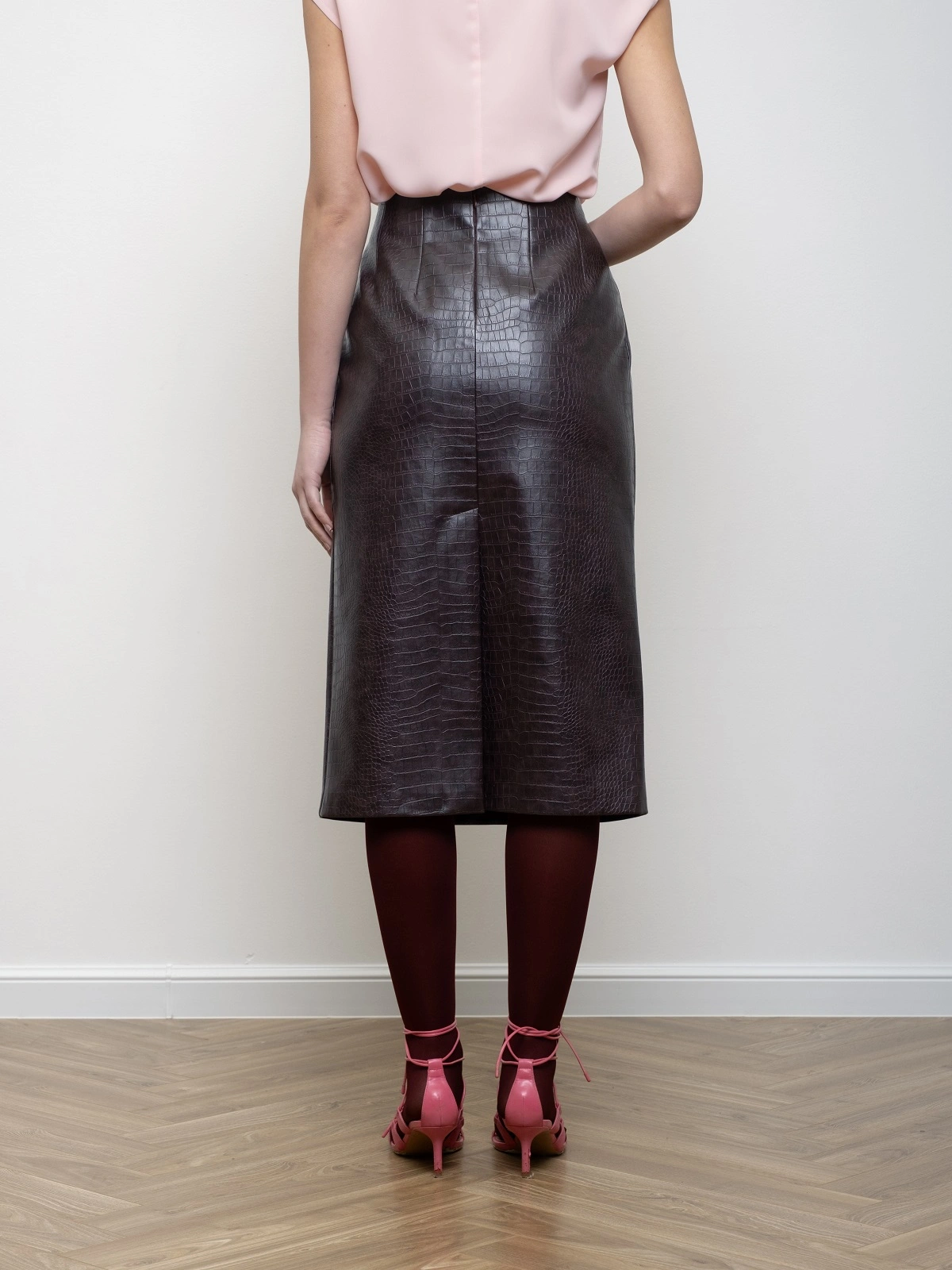 Вишневая юбка из экокожи