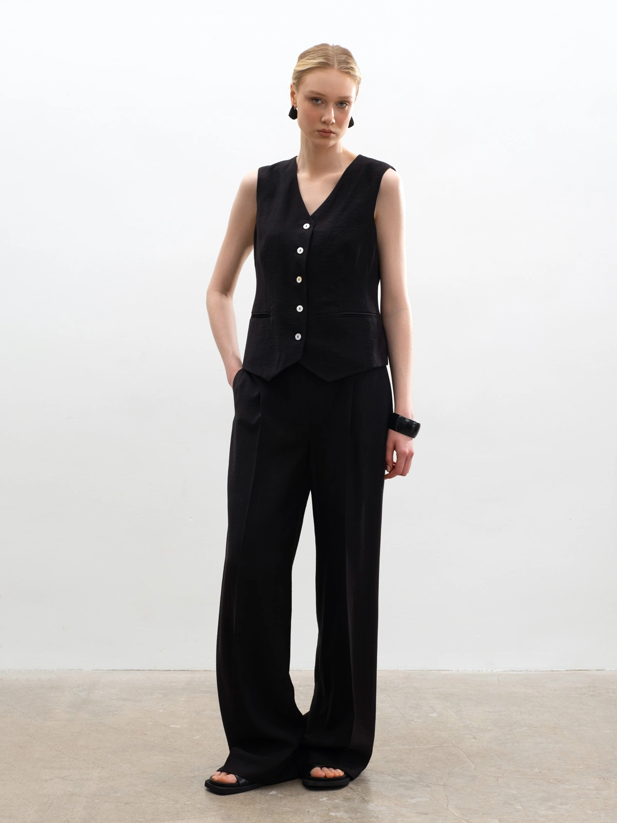 Широкие черные брюки