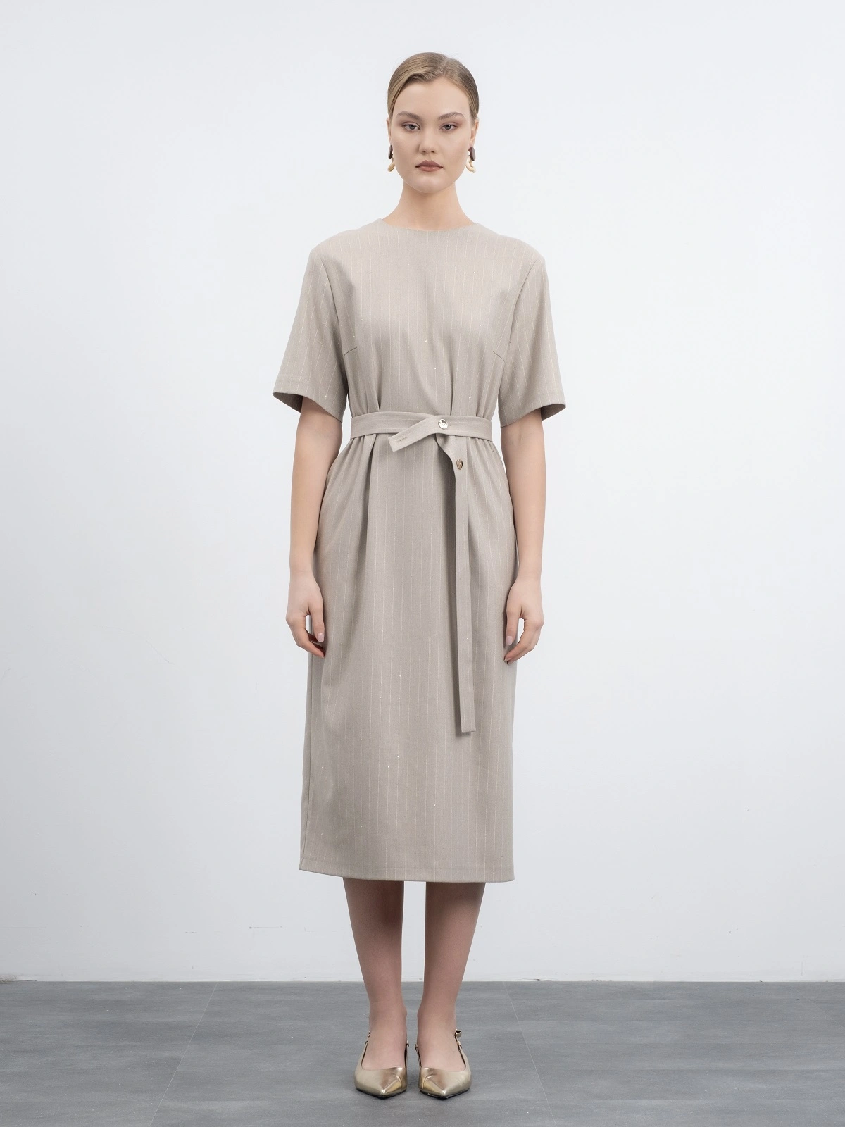 Бежевое платье в полоску с пайетками