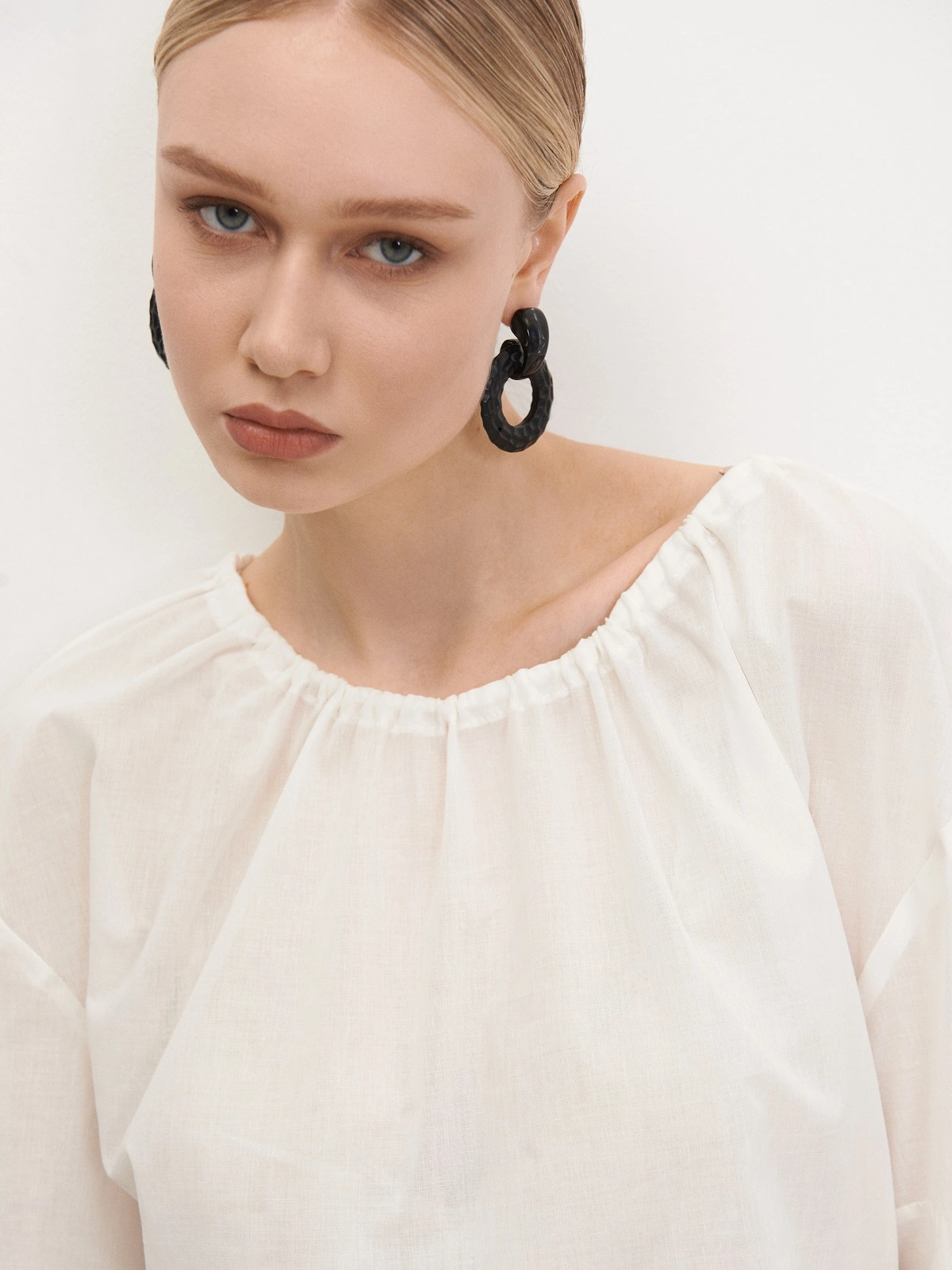 Молочная блуза со сборкой