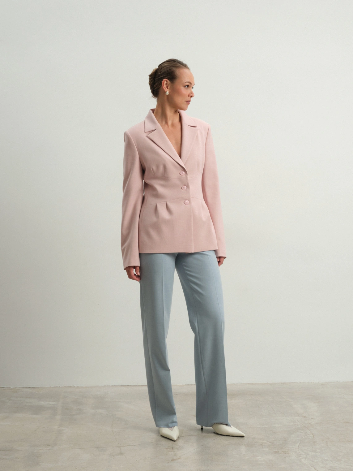 Розовый приталенный жакет Charm