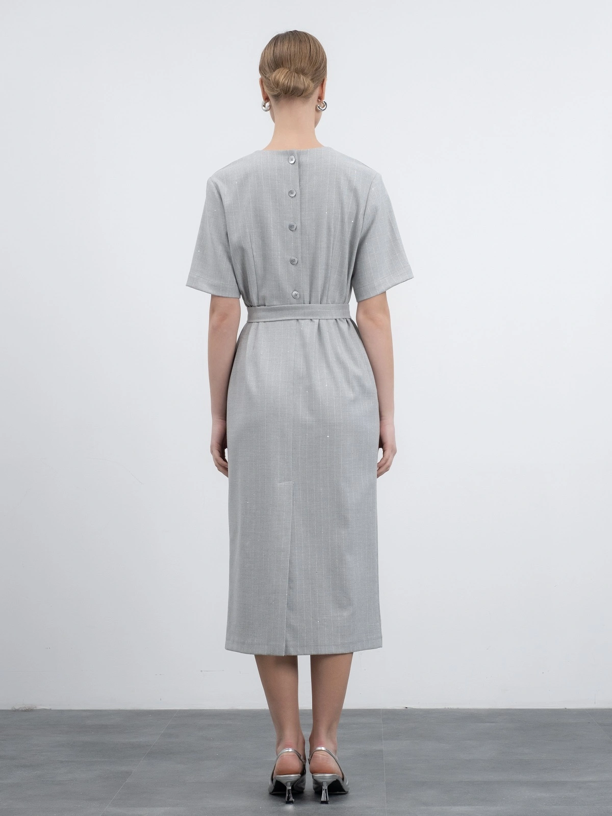 Серое платье в полоску с пайетками