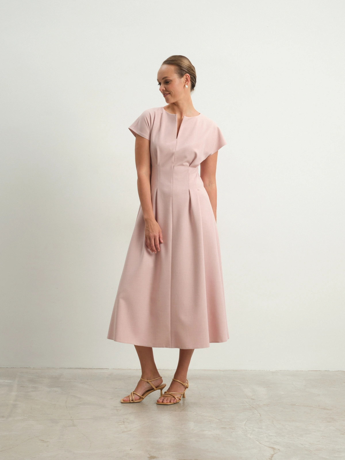 Розовое приталенное платье Charm