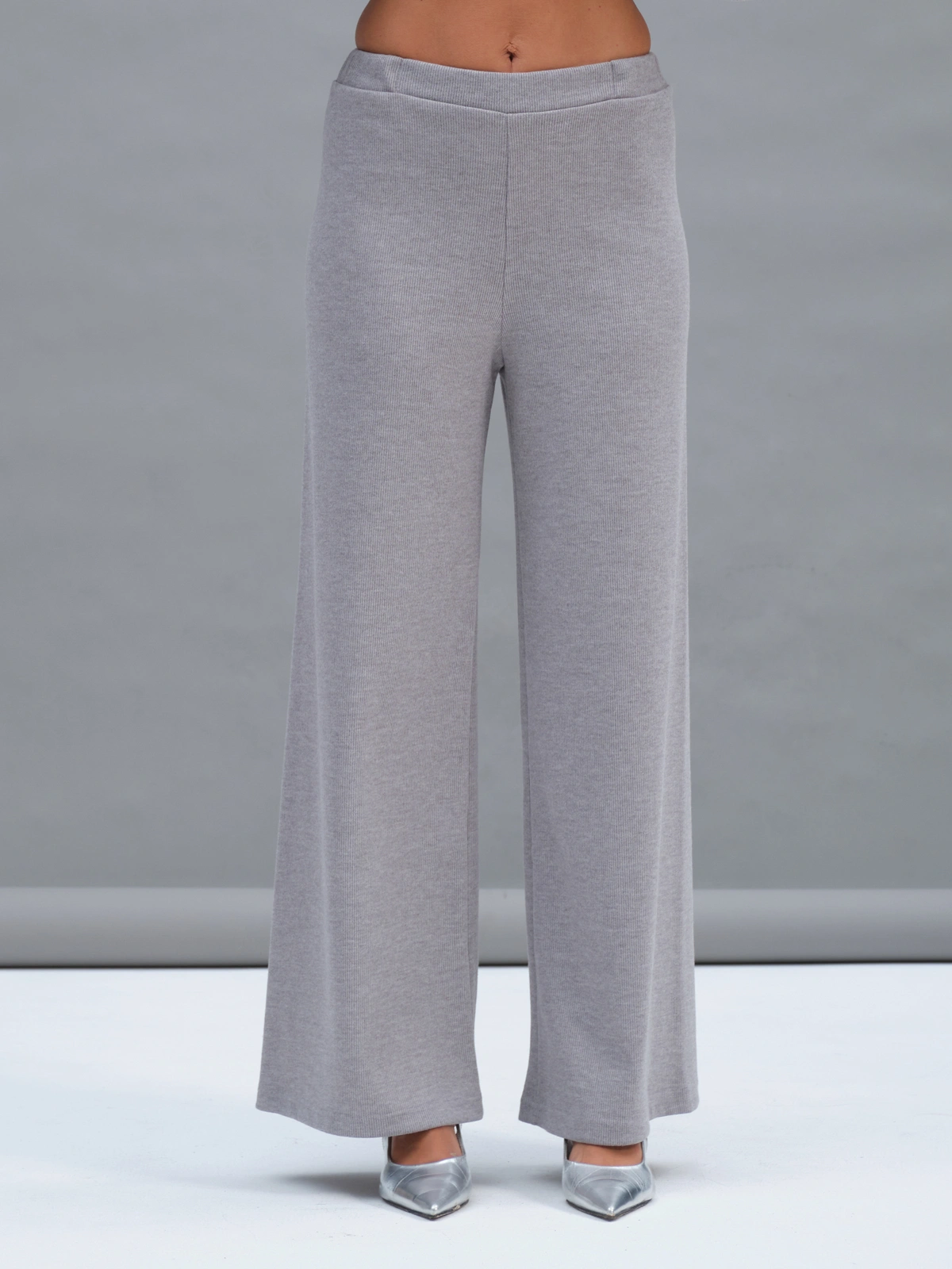 Серые трикотажные брюки