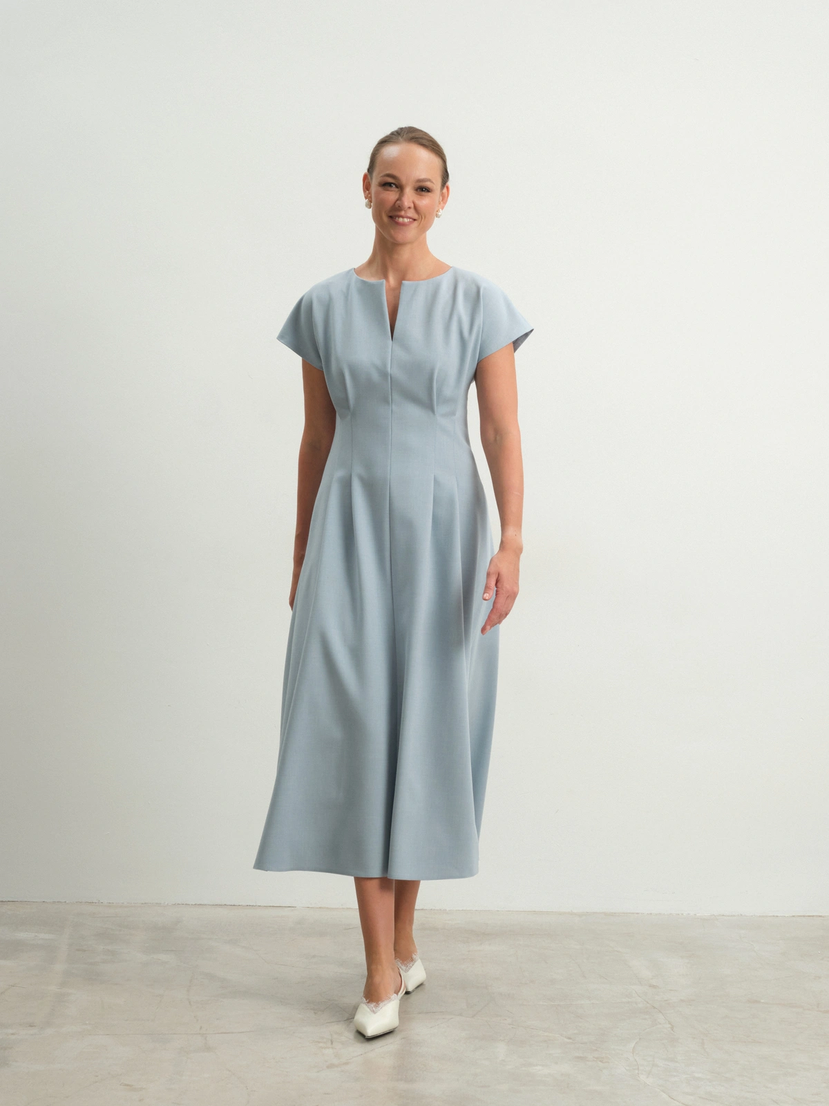 Голубое приталенное платье Allure