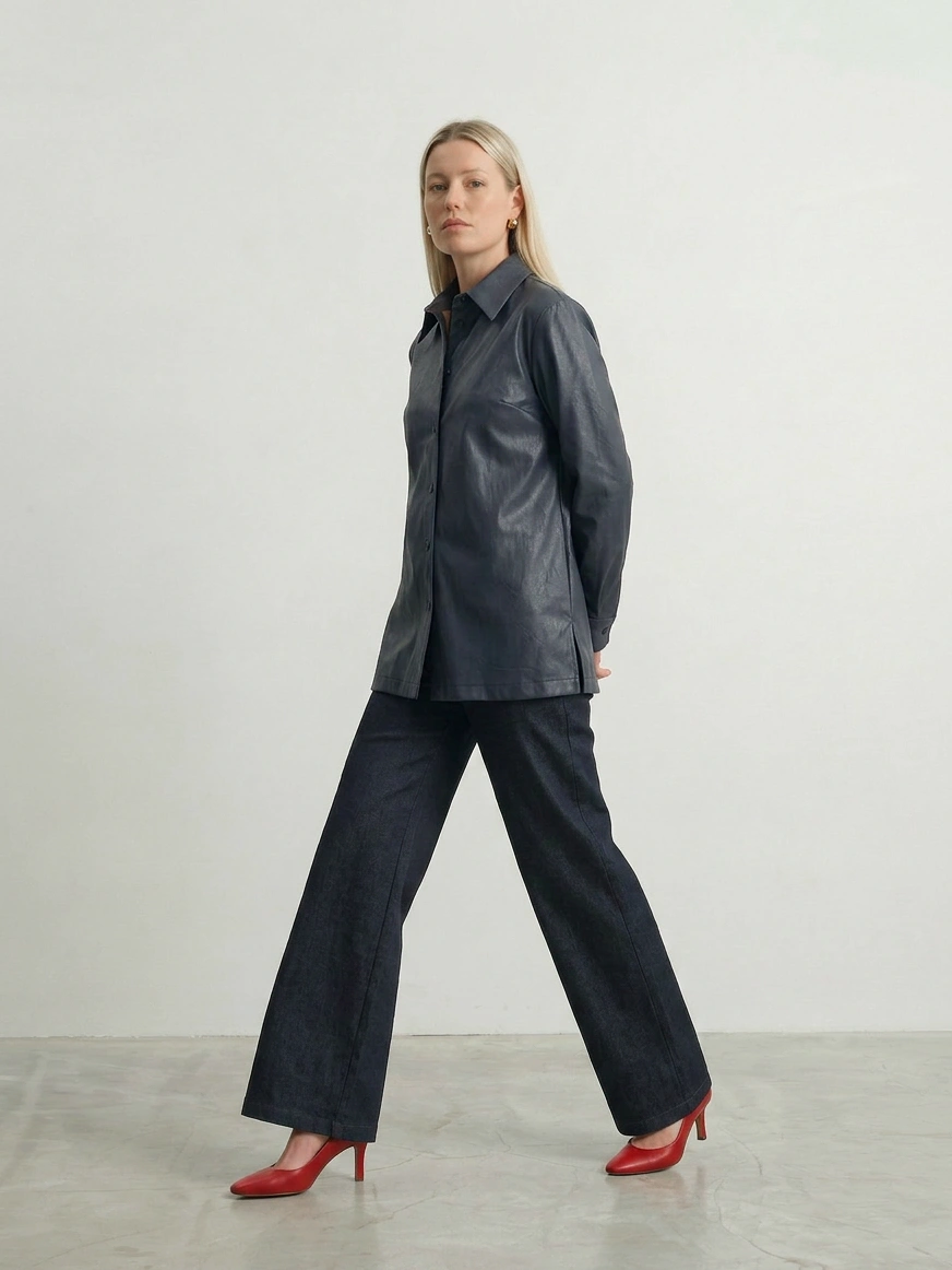 Синяя рубашка из экокожи