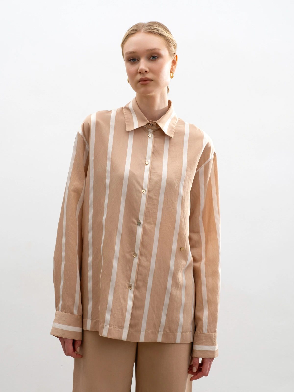 Бежевая рубашка в полоску