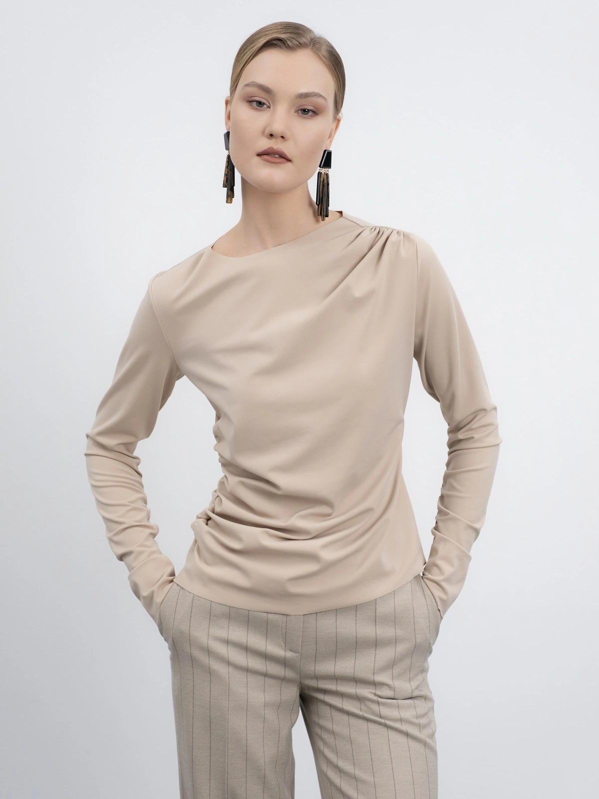 Бежевый лонгслив со сборкой