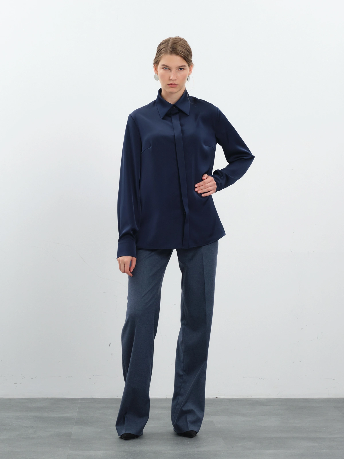 Прямые брюки в синем оттенке