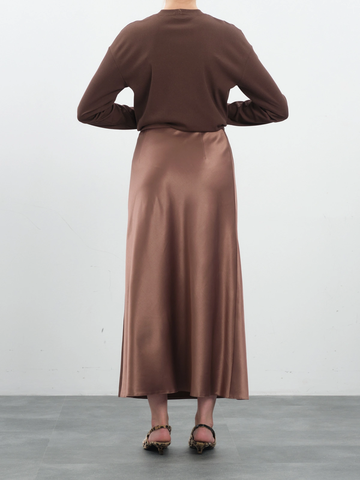 Атласная юбка в оттенке мокко