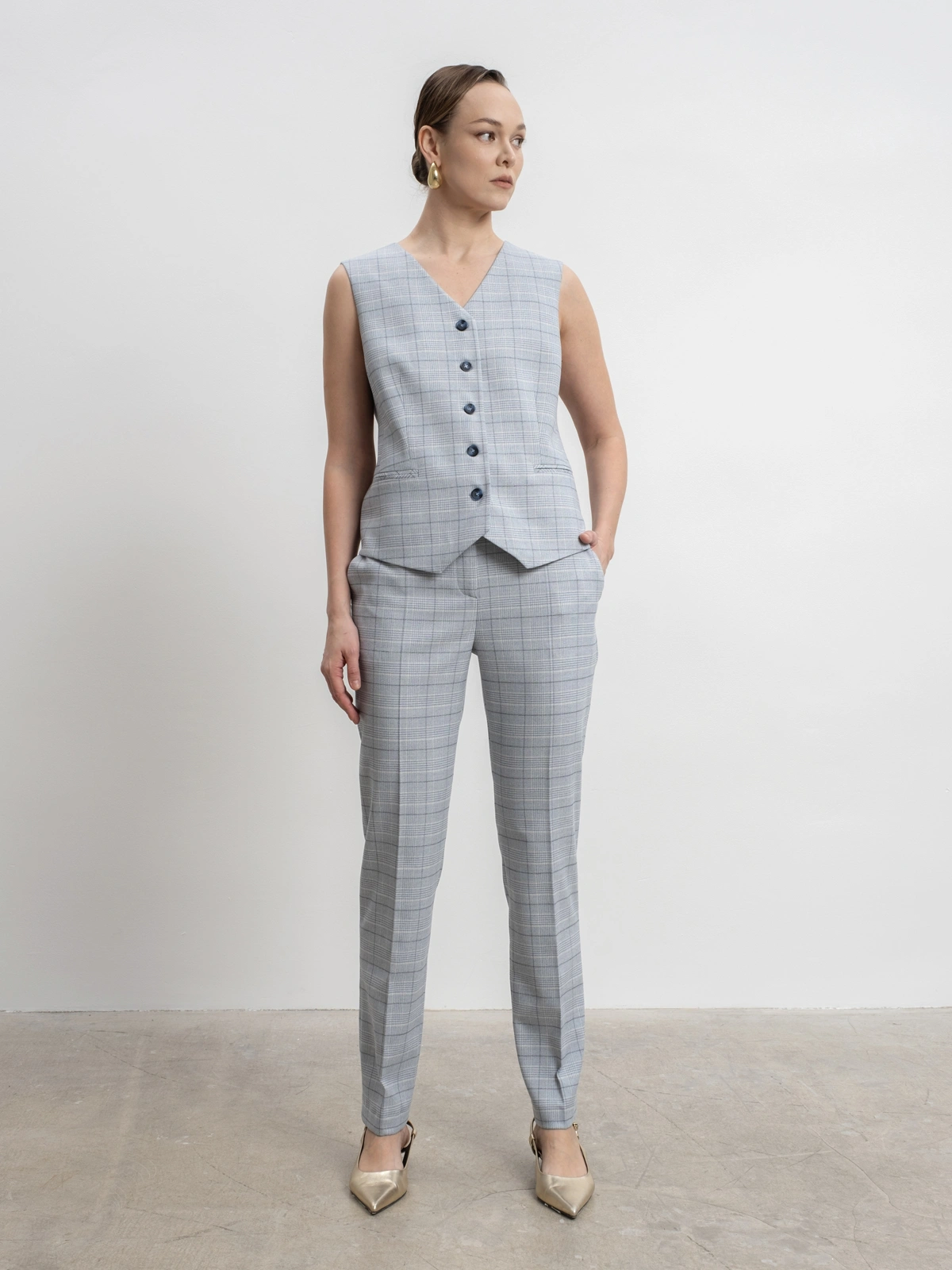 Голубые укороченные брюки в клетку