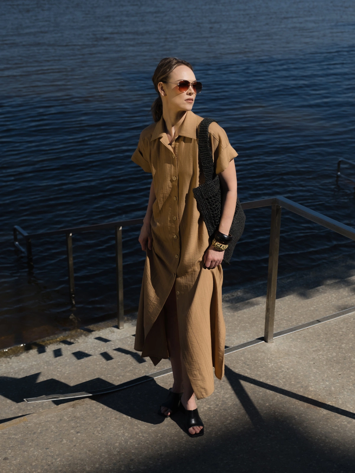 Песочное фактурное платье