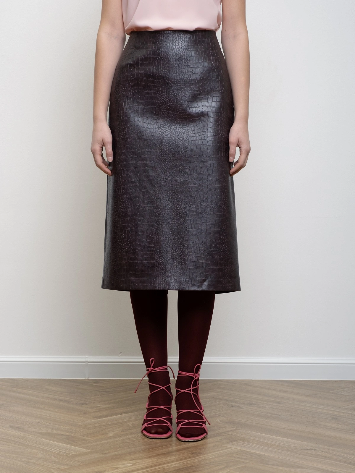 Вишневая юбка из экокожи