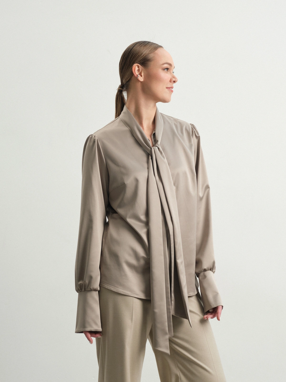 Бежевая блуза с бантом Lungwort