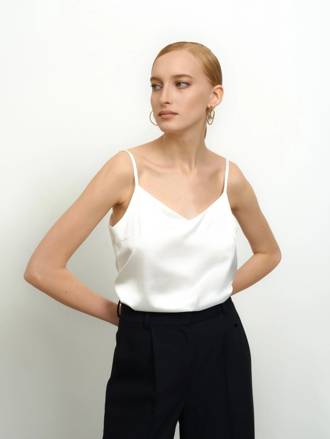 Белый топ на бретелях