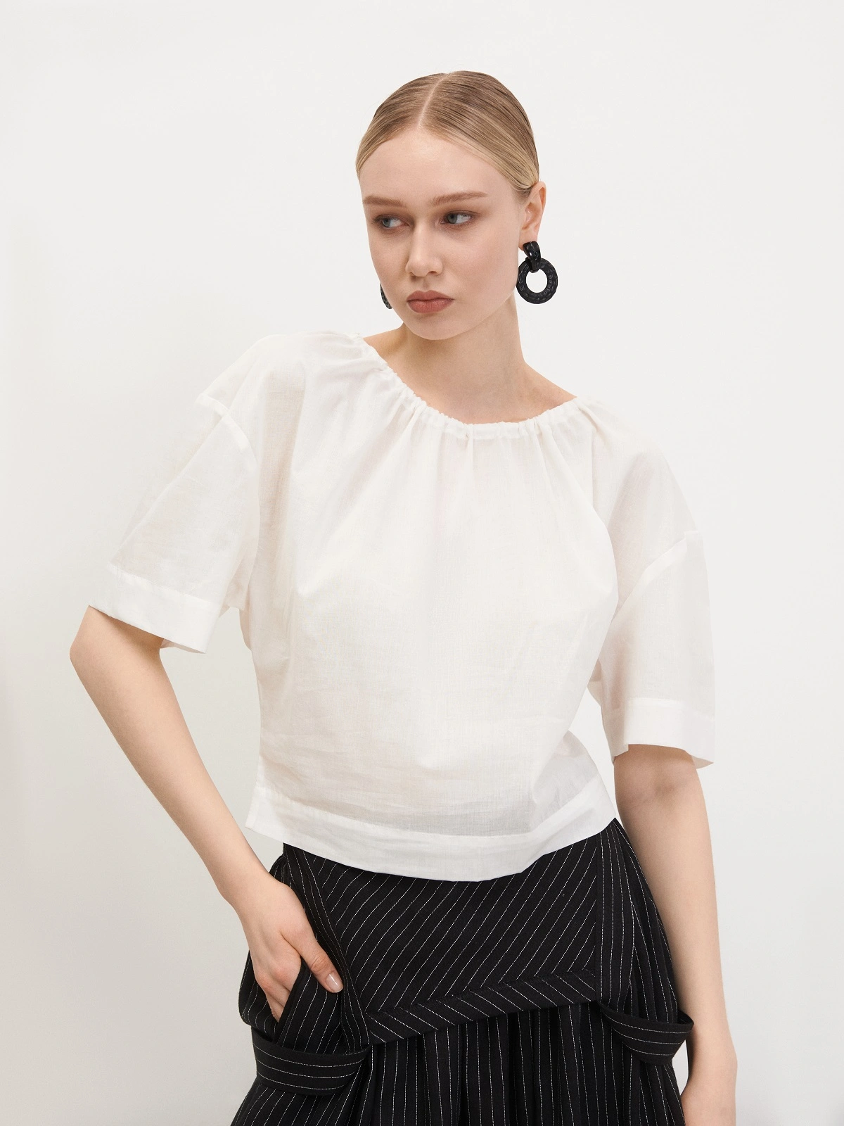 Молочная блуза со сборкой