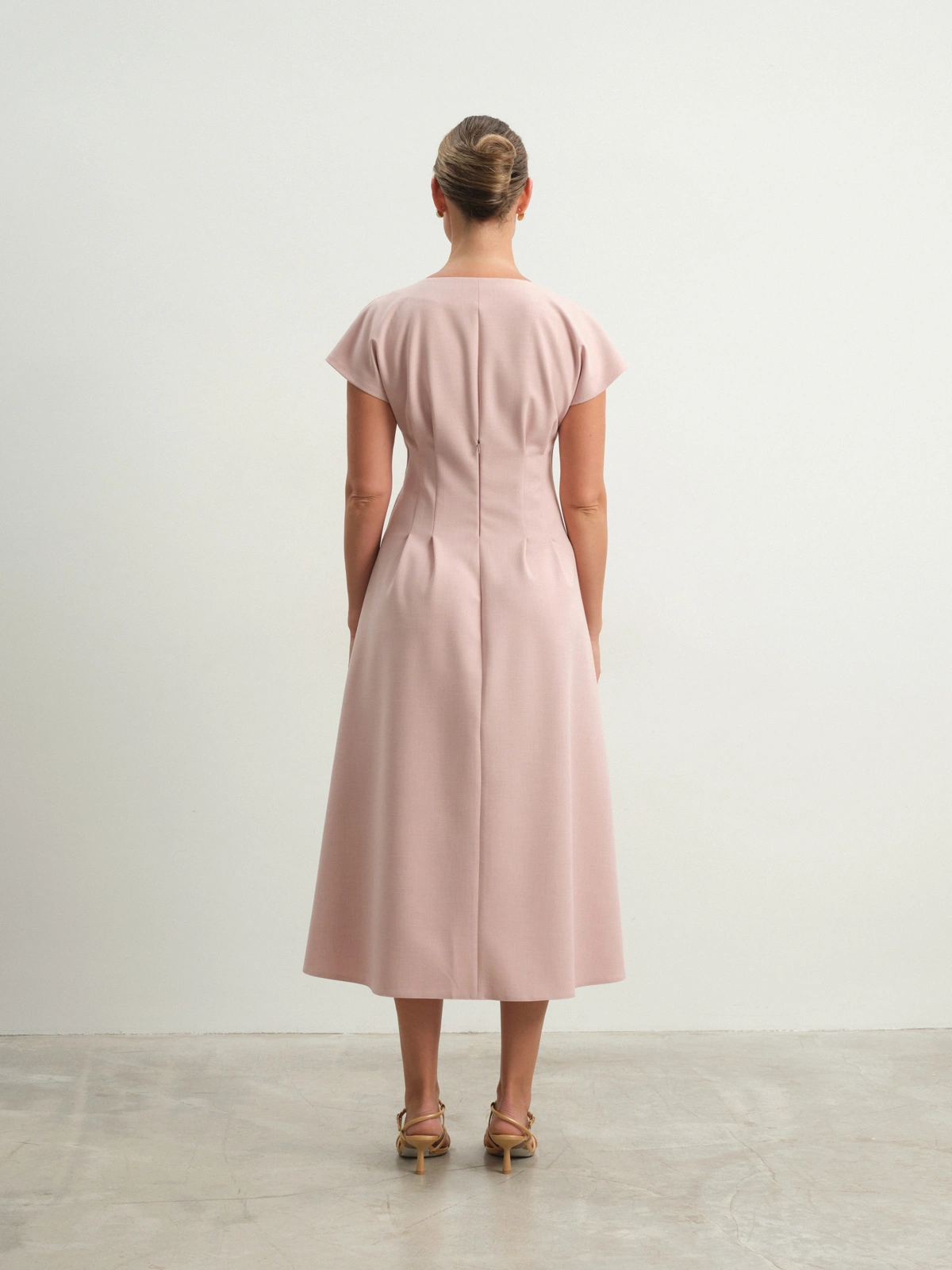 Розовое приталенное платье Charm