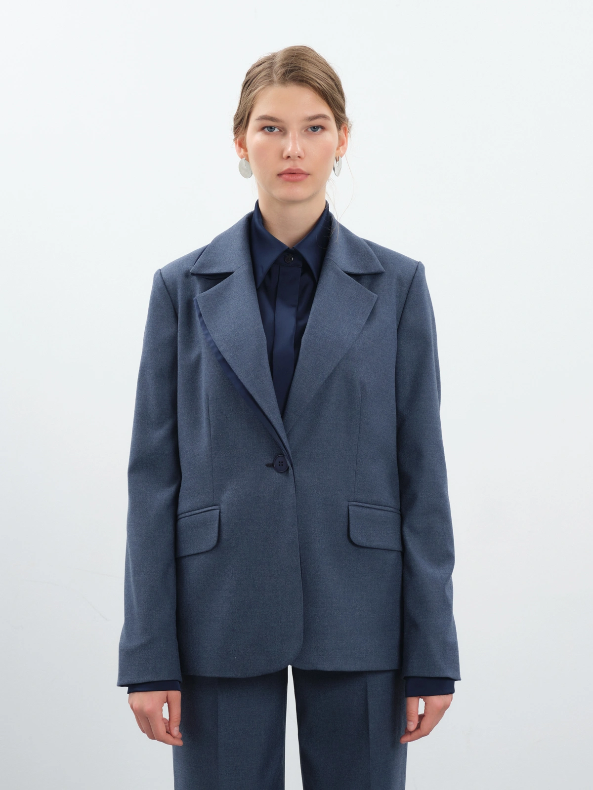 Синий жакет с шелковой отделкой