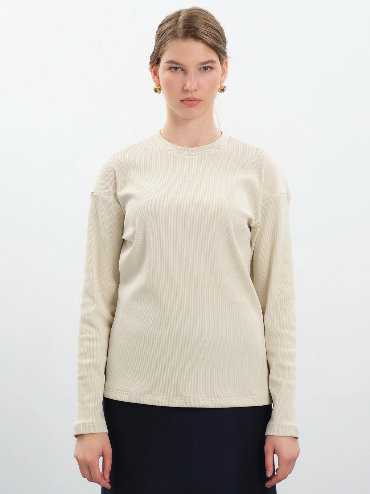 Бежевый утепленный лонгслив в рубчик