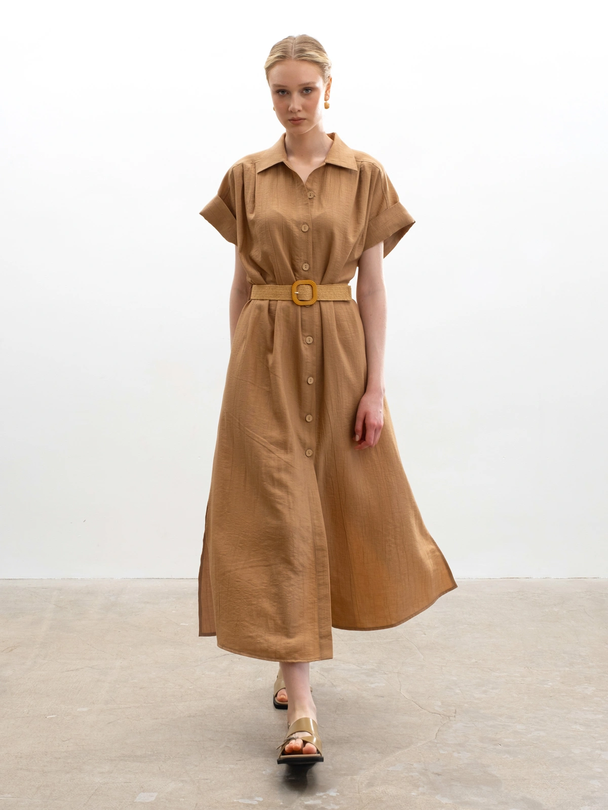 Песочное фактурное платье