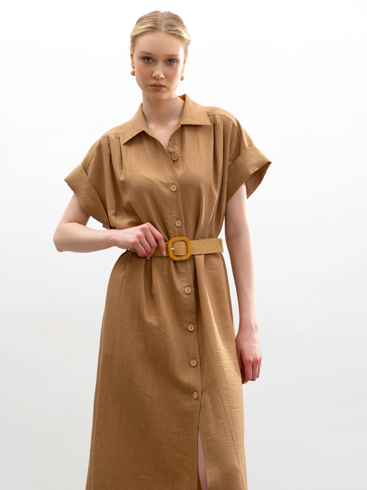 Песочное фактурное платье