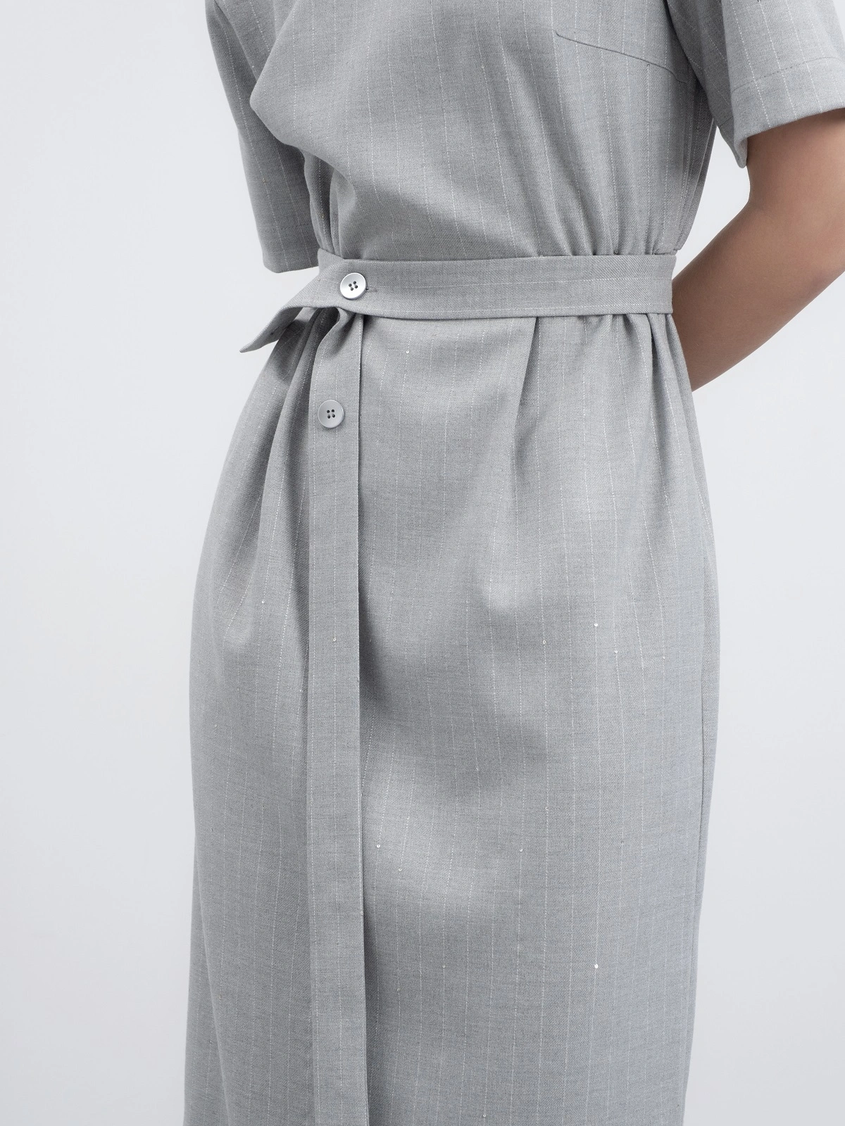 Серое платье в полоску с пайетками