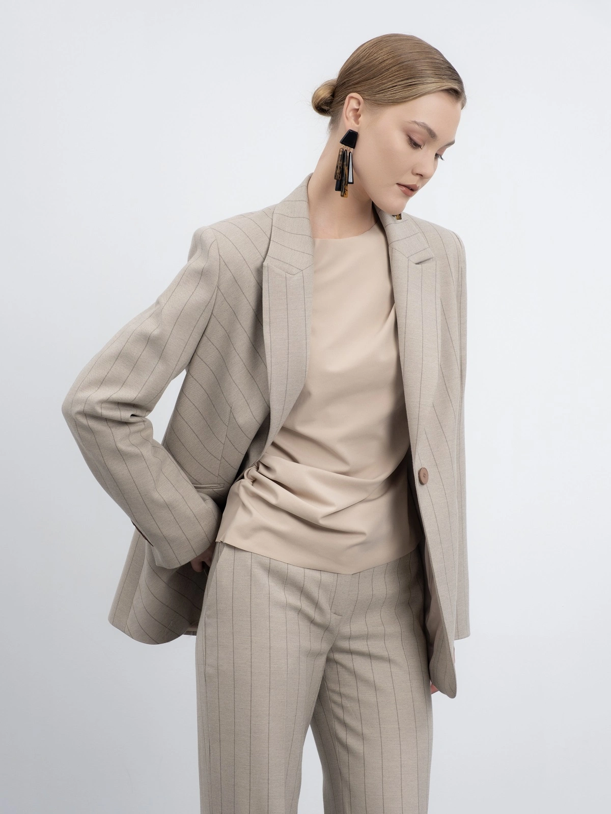 Бежевый лонгслив со сборкой