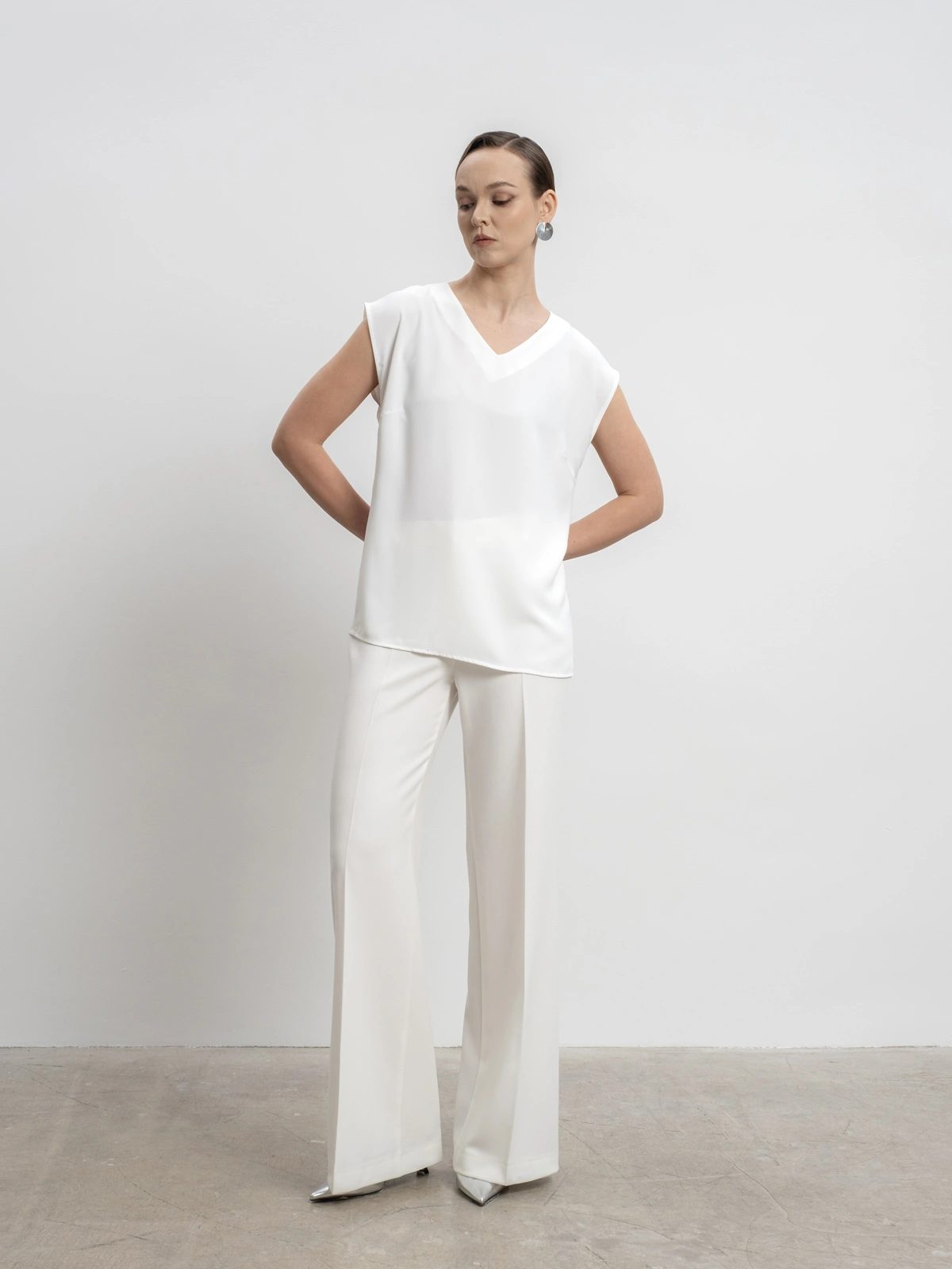 Белый топ с вырезом