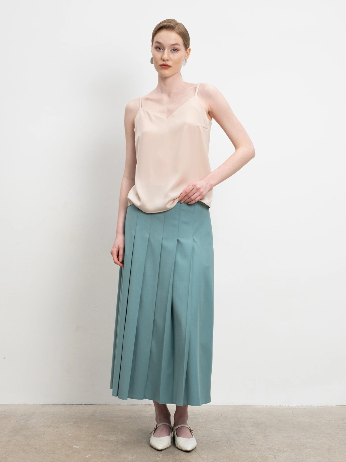 Бежевый топ на бретелях