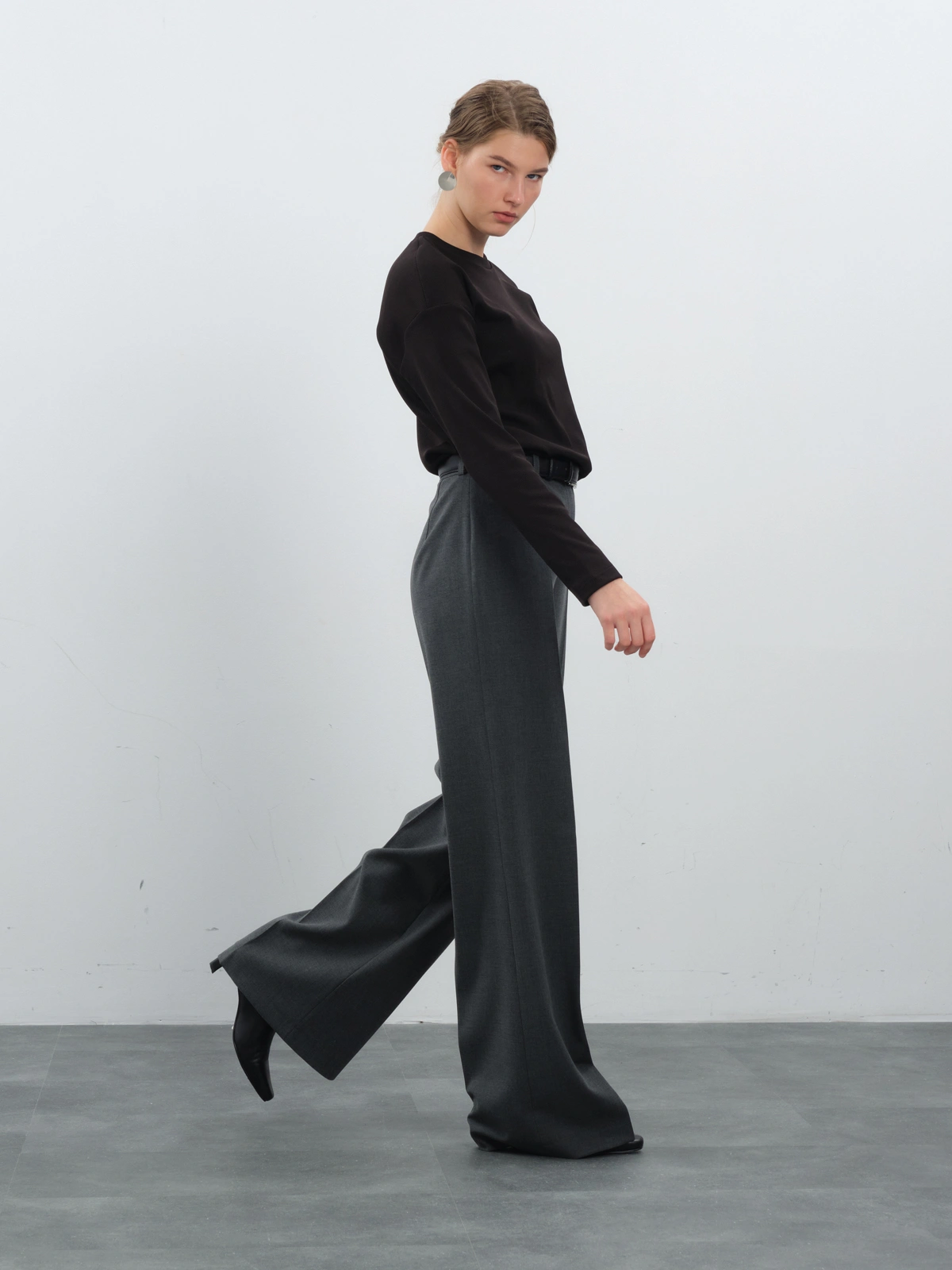 Серые расклешенные брюки