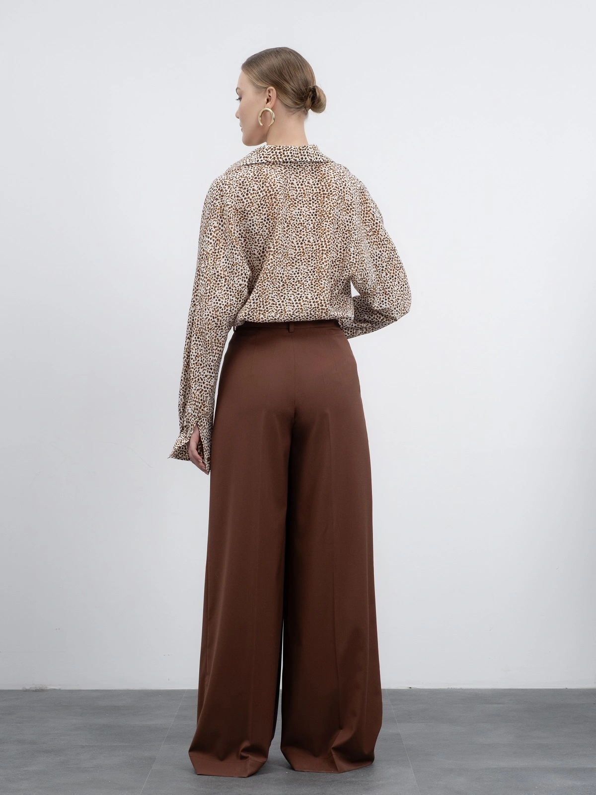 Коричневые широкие брюки