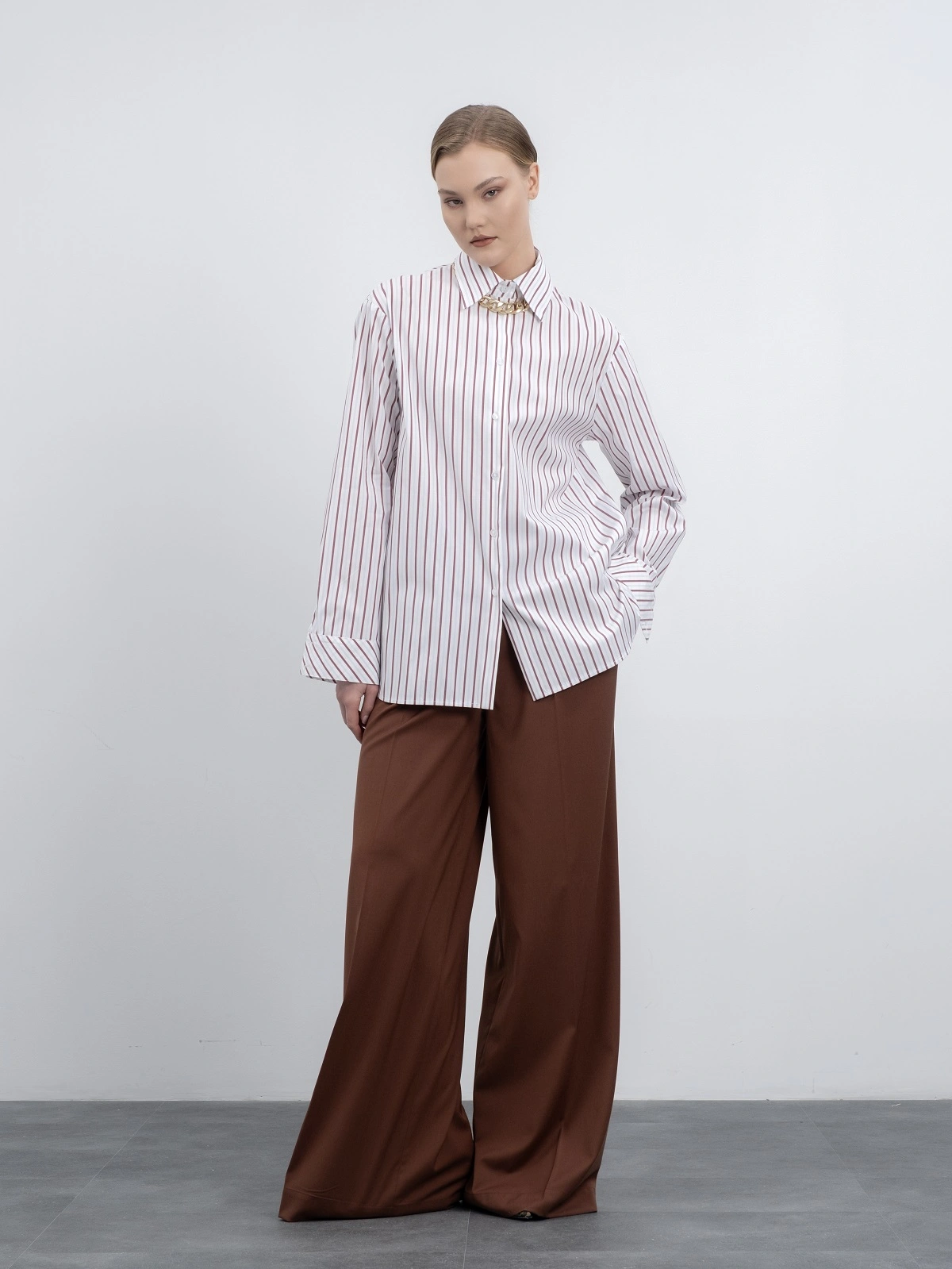 Коричневые широкие брюки