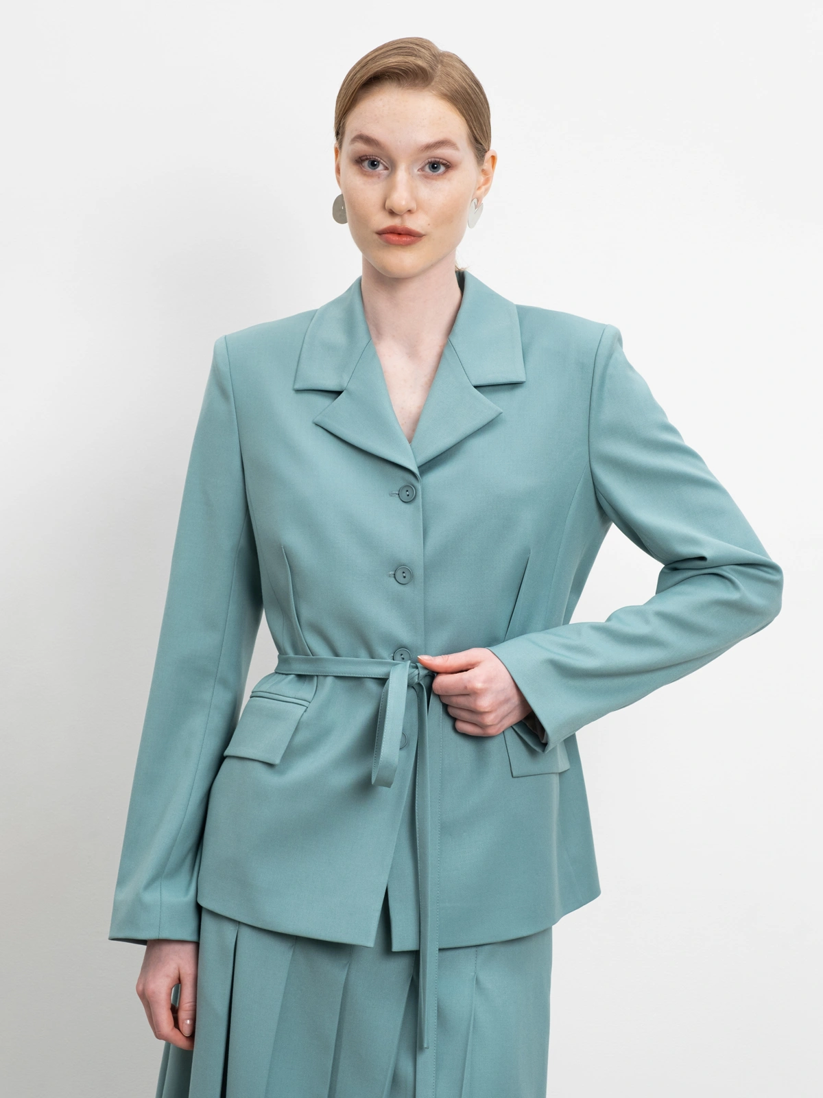 Мятный жакет с поясом