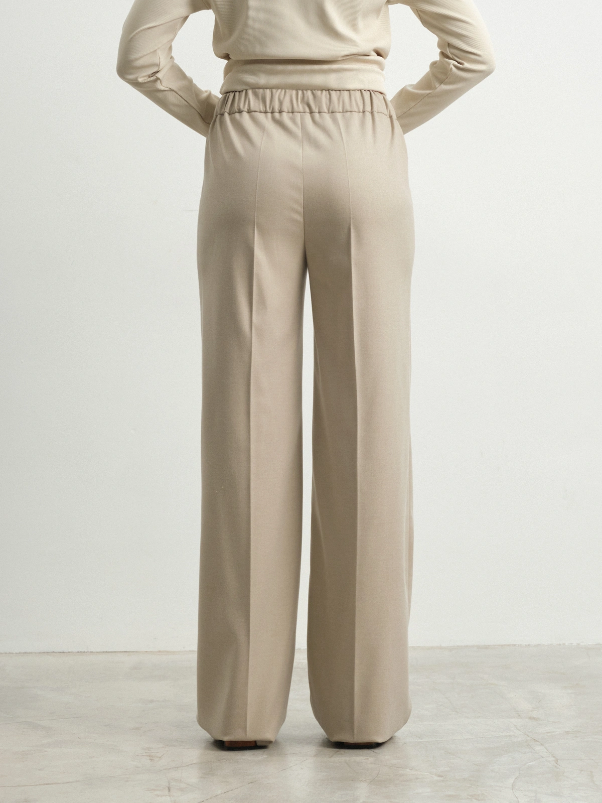 Бежевые брюки на резинке Bergenia