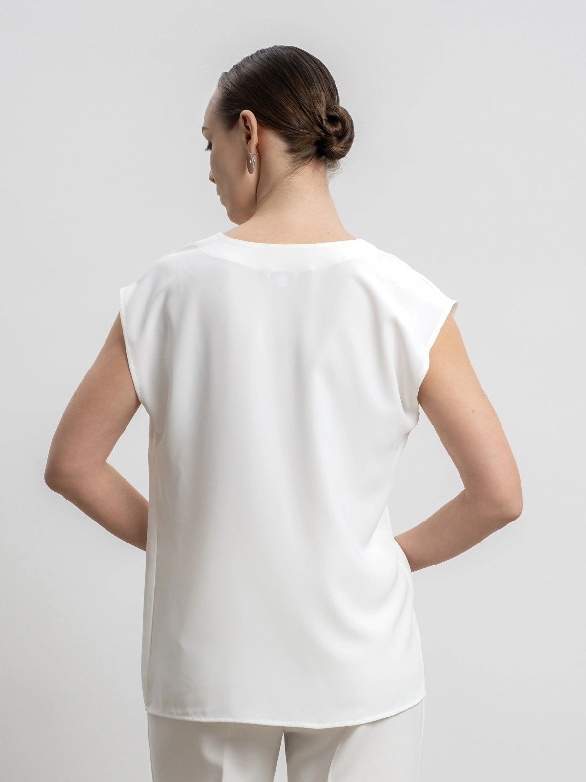 Белый топ с вырезом