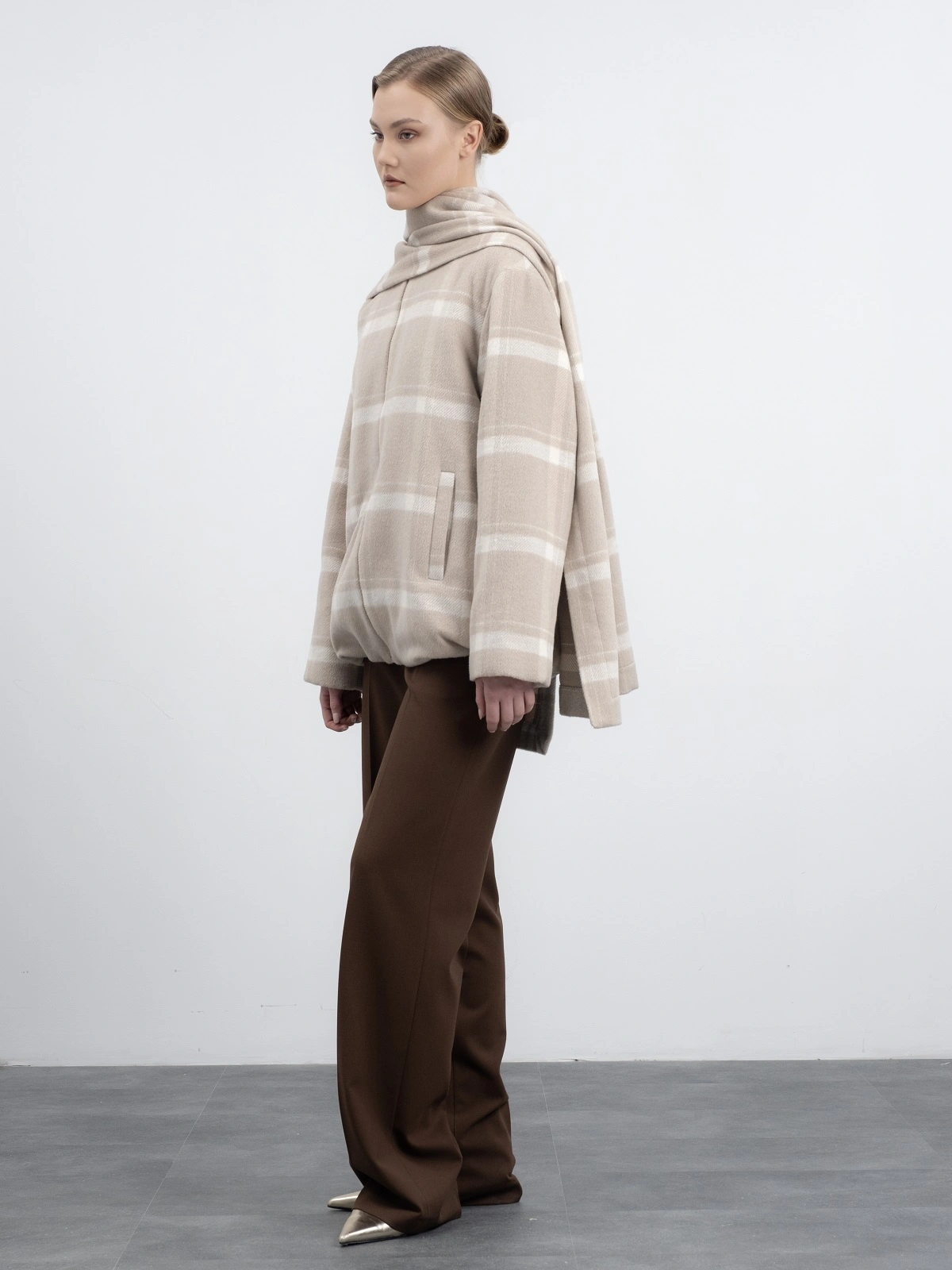 Бежевая куртка в клетку с палантином