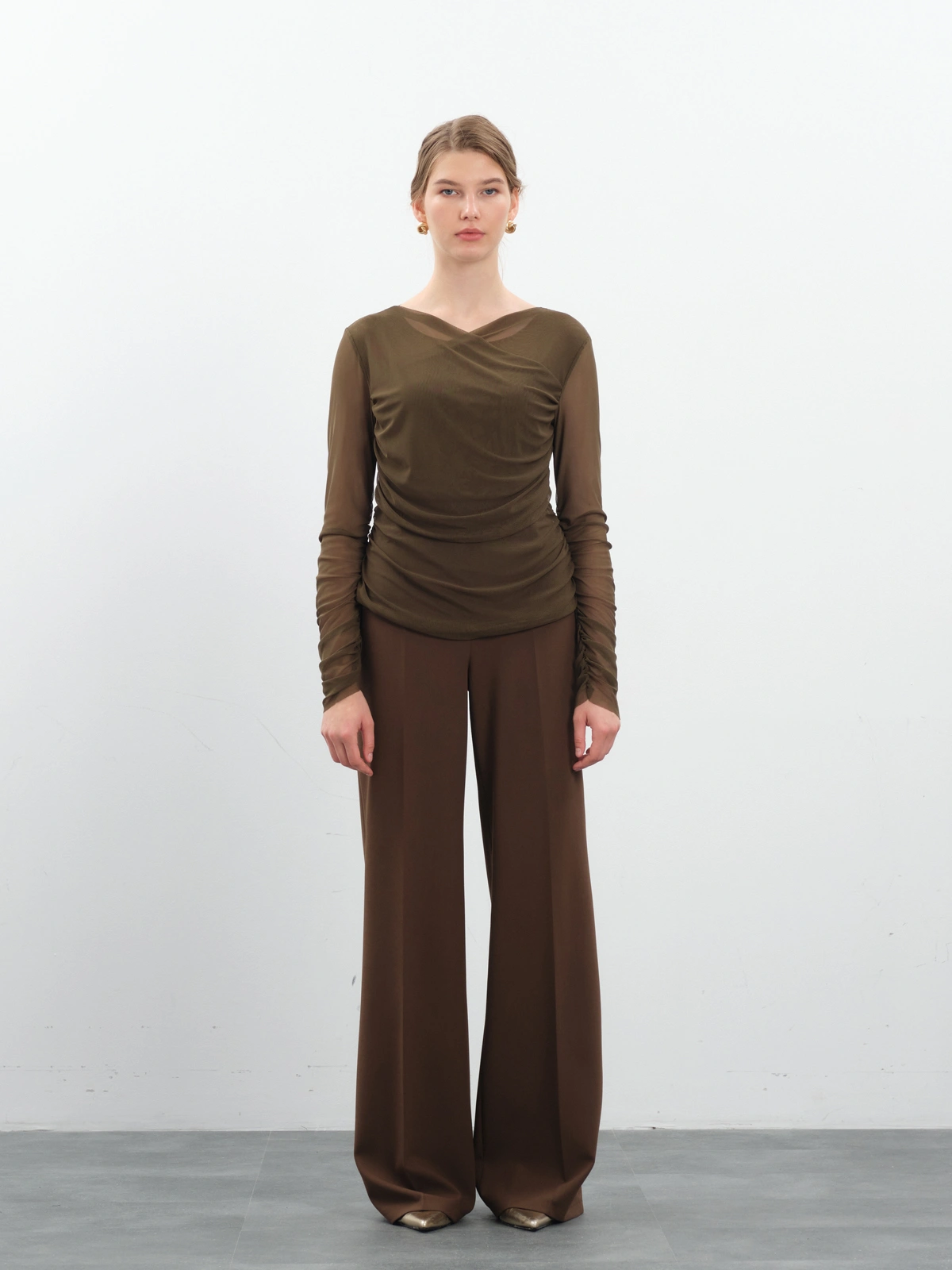 Шоколадные расклешенные брюки