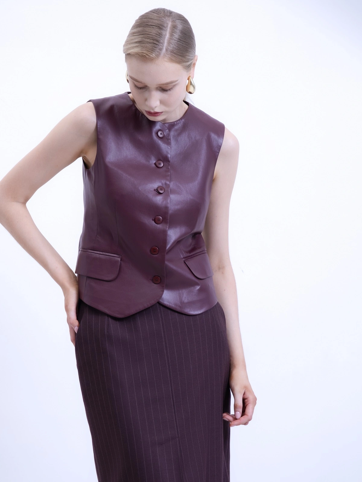 Бордовый жилет из экокожи