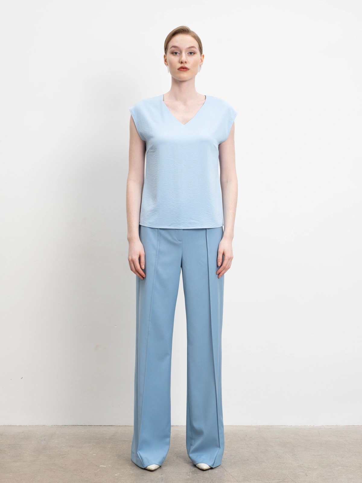 Голубые расклешенные брюки