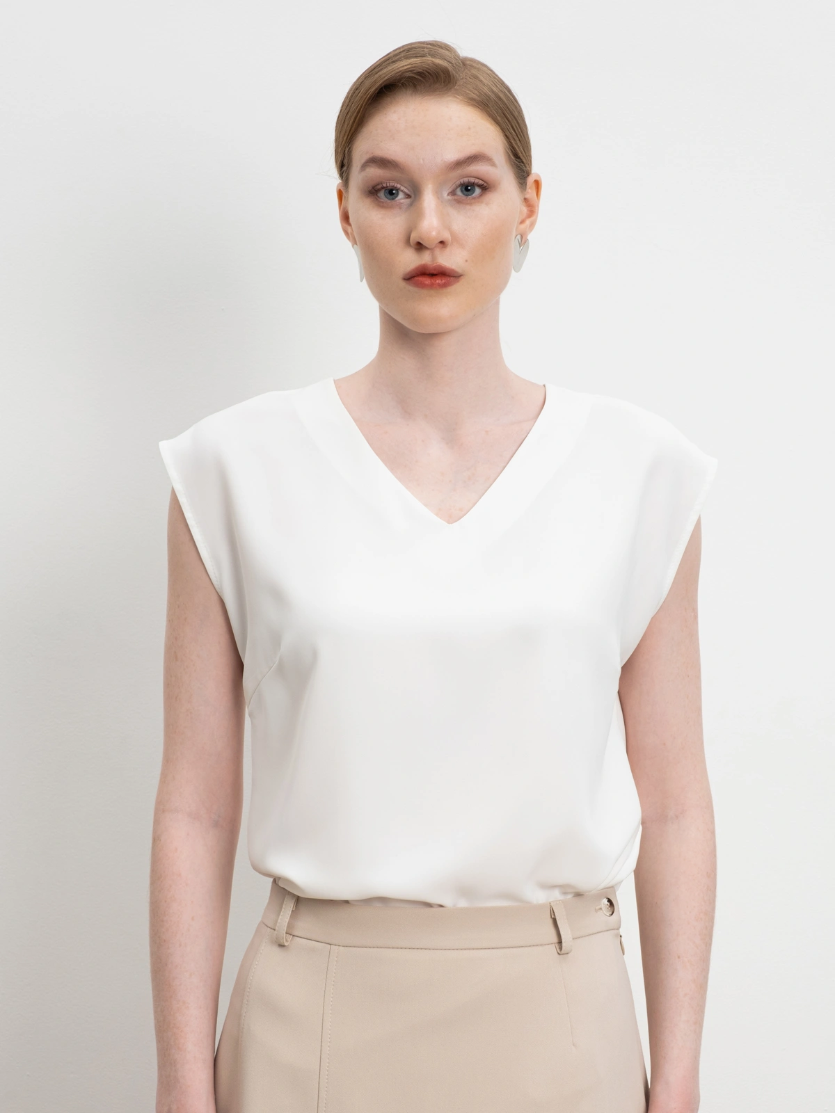 Белый топ с вырезом