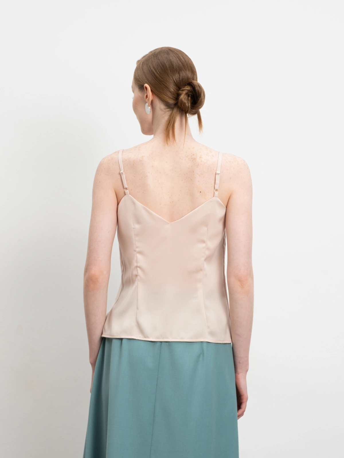 Бежевый топ на бретелях