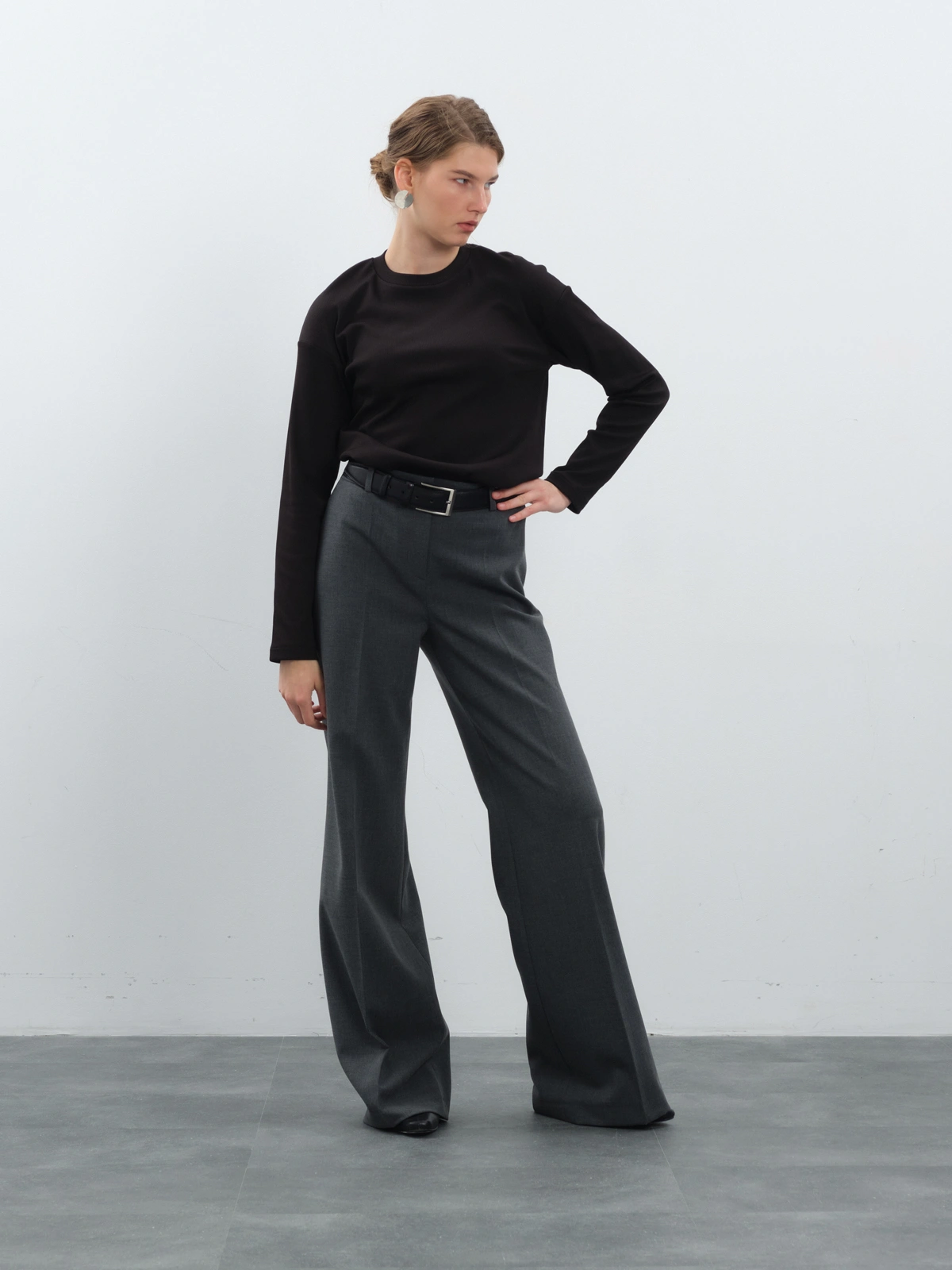 Серые расклешенные брюки