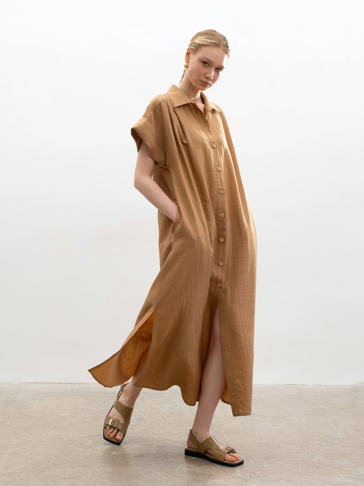 Песочное фактурное платье