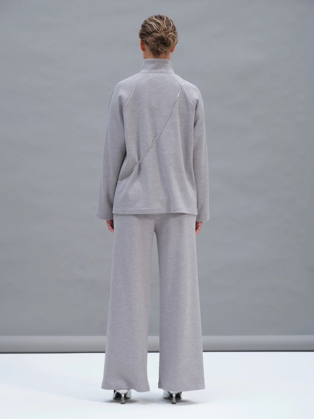 Серые трикотажные брюки