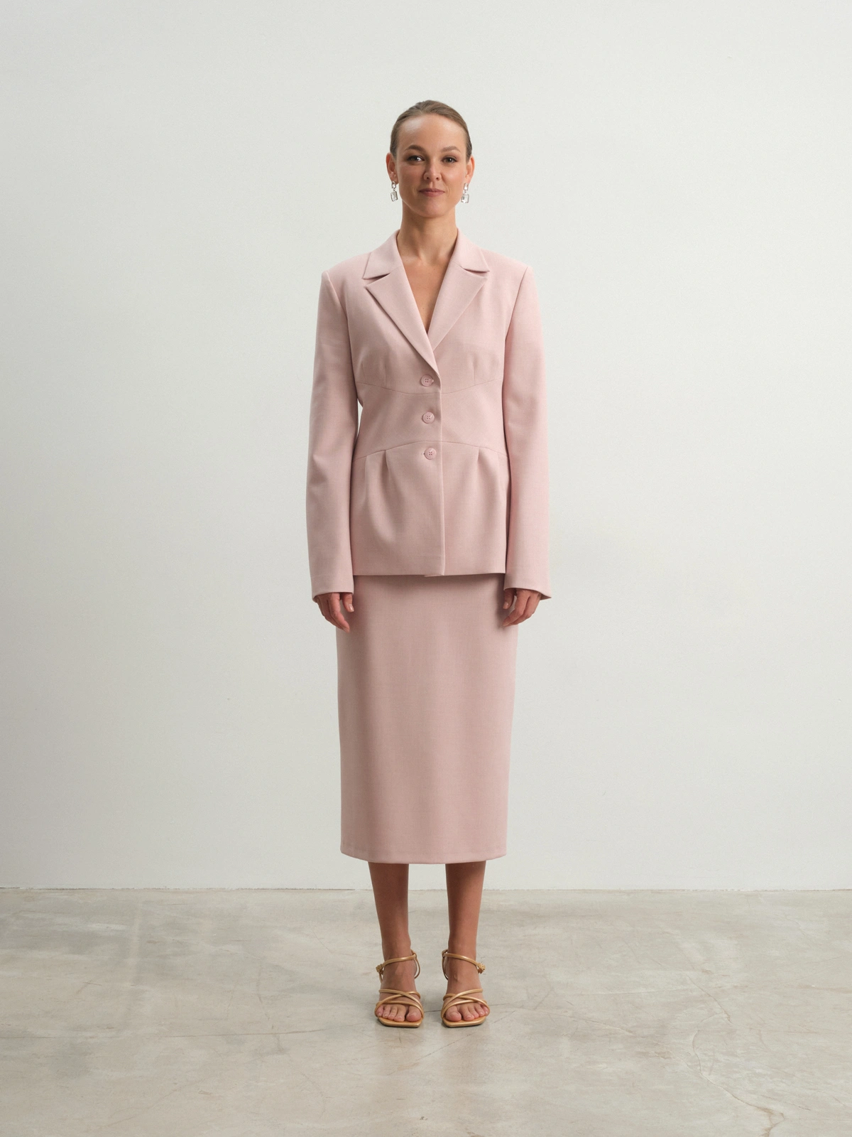 Розовый приталенный жакет Charm