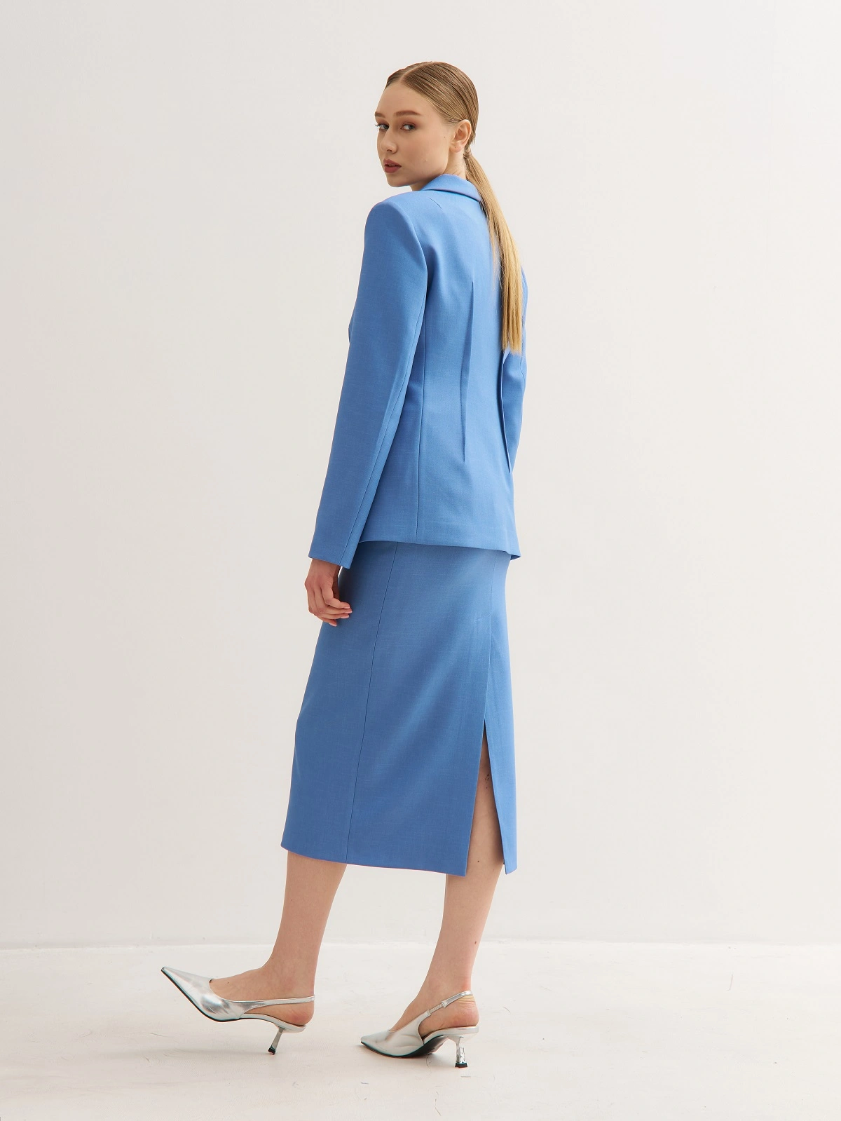 Голубая юбка миди