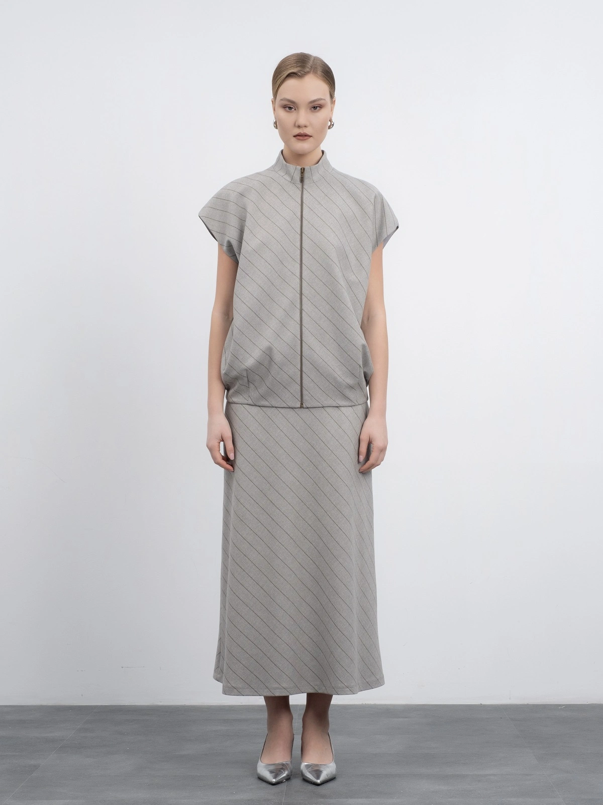 Серый жилет кокон в полоску