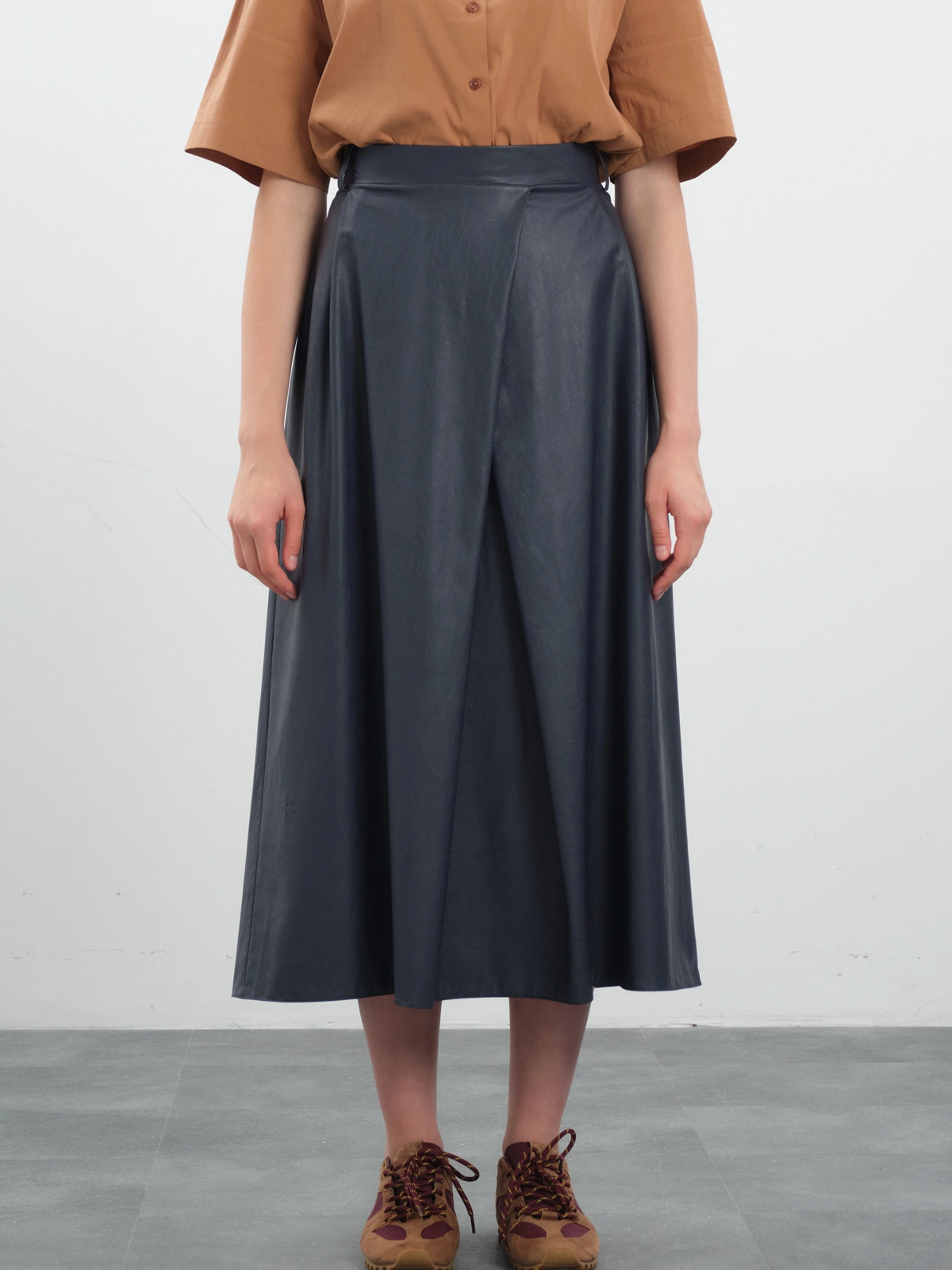 Синяя юбка с клином из экокожи