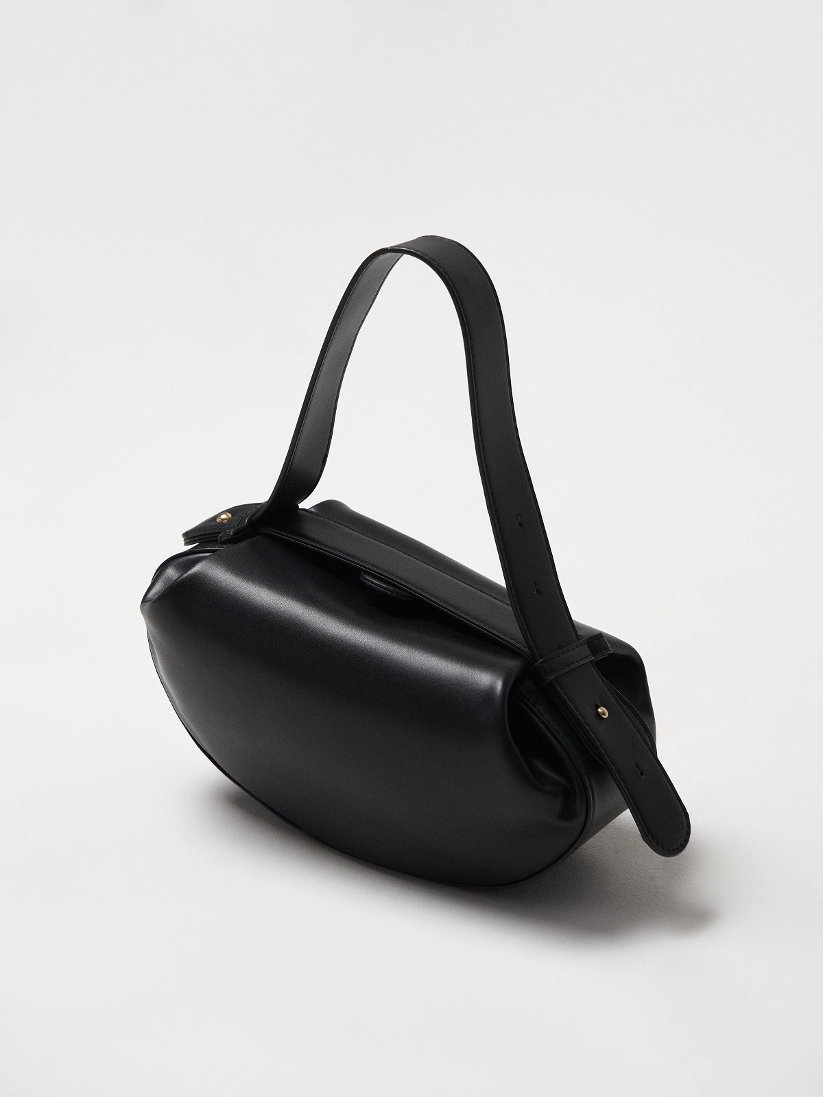 Овальная сумка в черном цвете