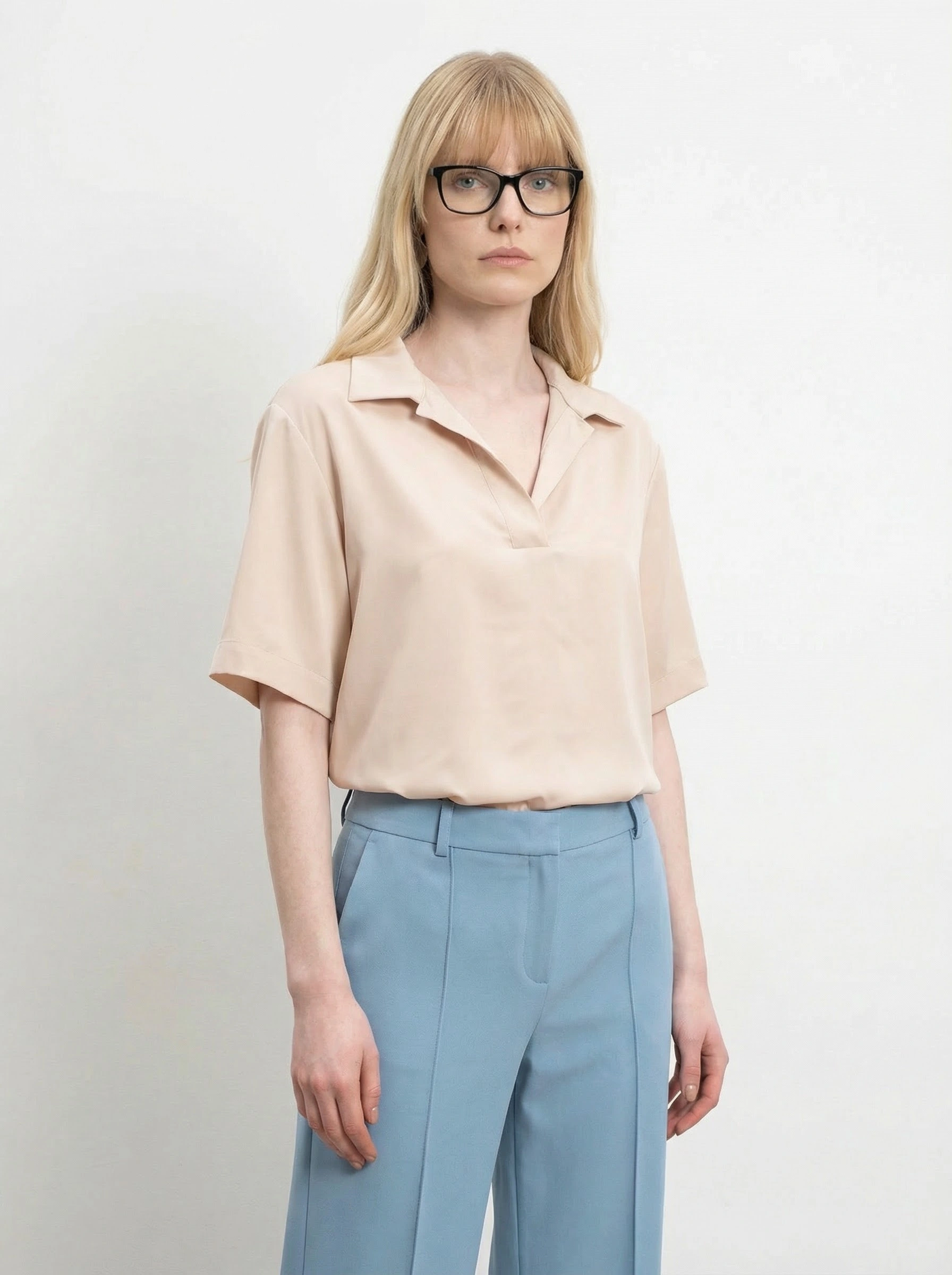 Бежевая блуза-поло